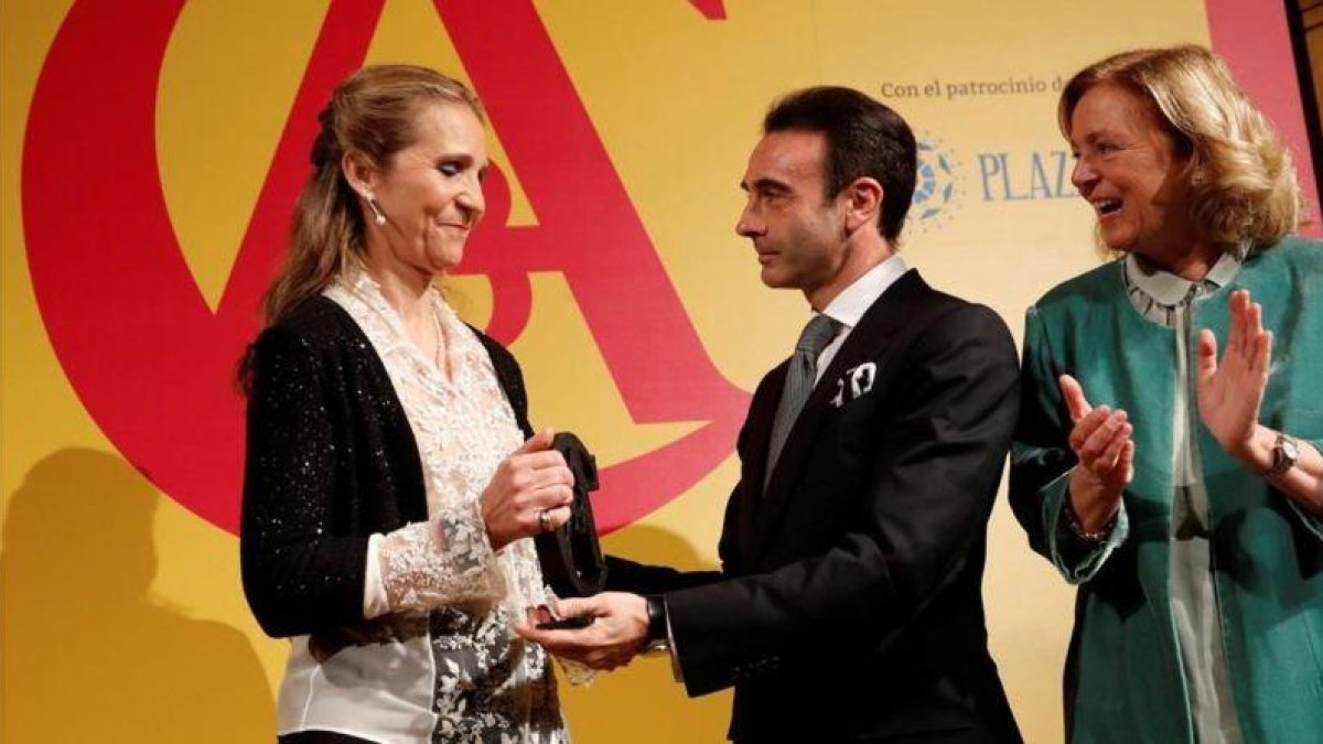 El torero Enrique Ponce entrega el premio a la infanta Elena, este martes en Madrid.-EFE