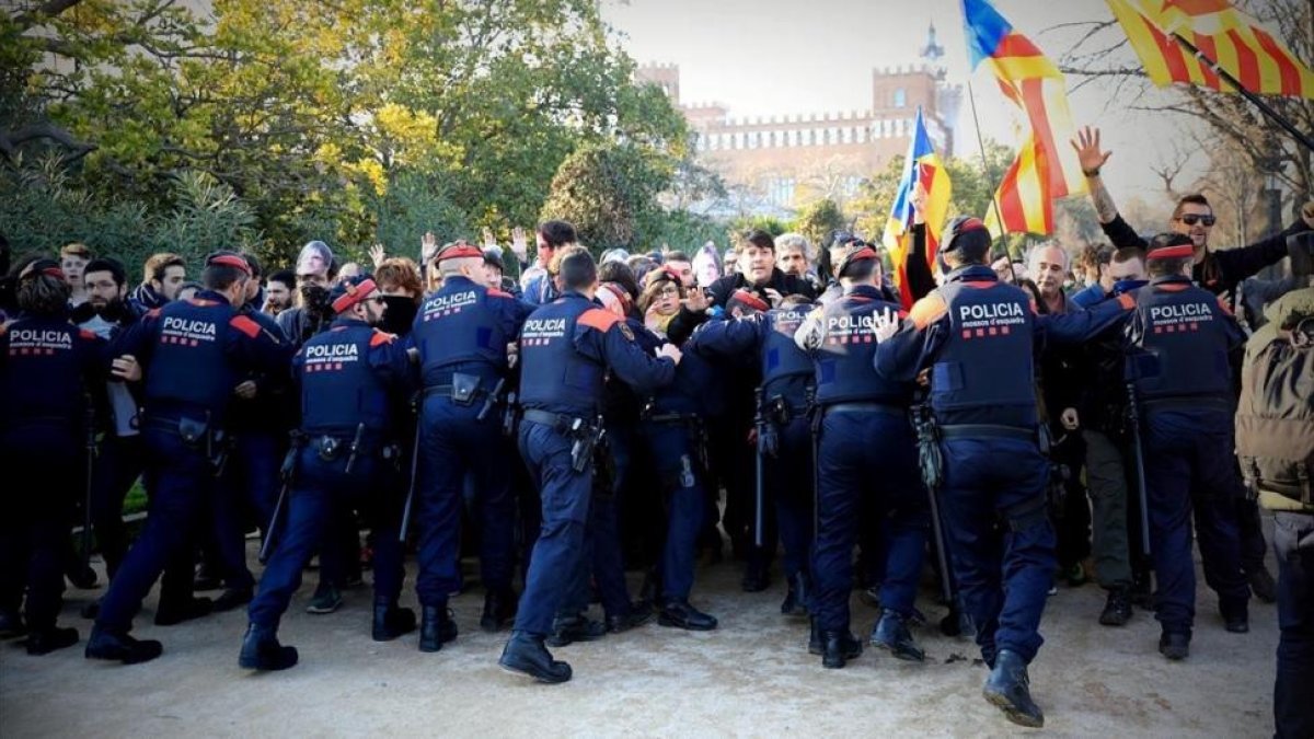 Los Mossos intentan impedir el paso de los manifestantes al parque de la Ciutadella, el pasado 30 de enero.-/ FERRAN NADEU