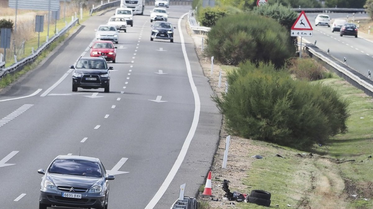 Restos de ruedas en el lugar  de la A-62 en el que se produjo el accidente. PHOTOGENIC/ JOSÉ C. CASTILLO
