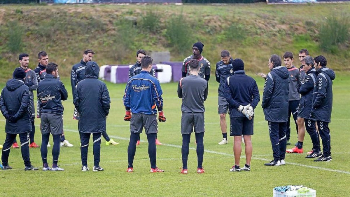 Portugal se dirige a los jugadores sobre el césped de los Anexos, ayer, antes de iniciar la sesión.-Pablo Requejo