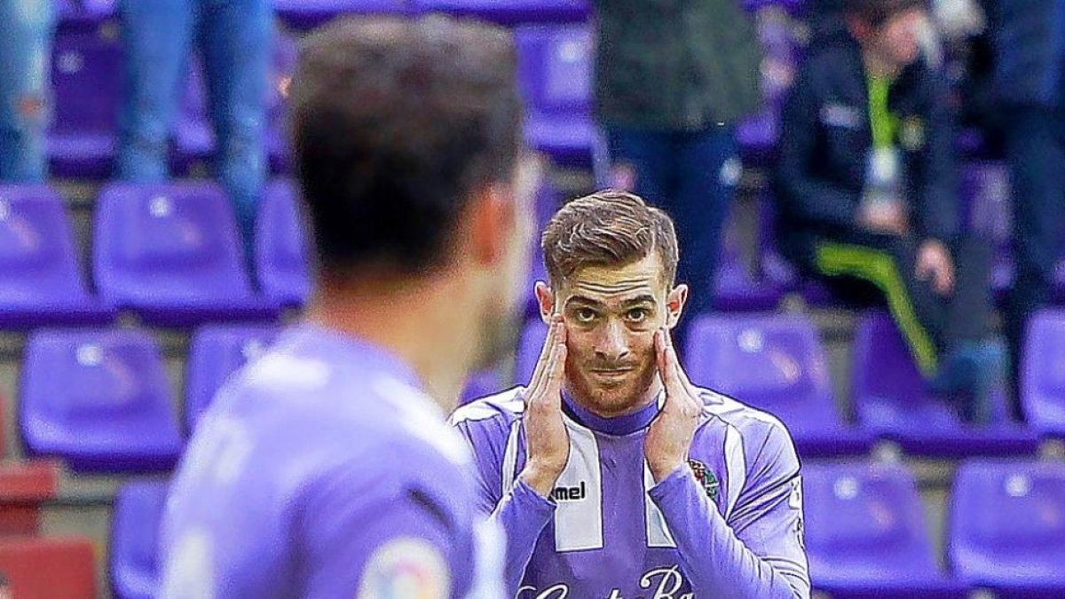 Toni Martínez, ante su compañero Mata, durante el partido del domingo frente al Sporting.-J.M. LOSTAU