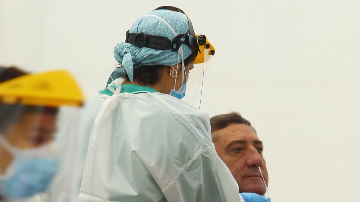 Realización de pruebas PCR en la carpa situada junto al hospital del Bierzo de Ponferrada. ICAL