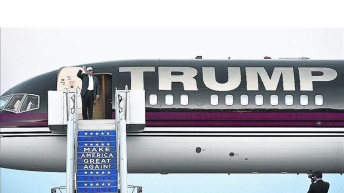 Donald Trump, en su avión privado, en una imagen de archivo.-AFP / DON EMMERT
