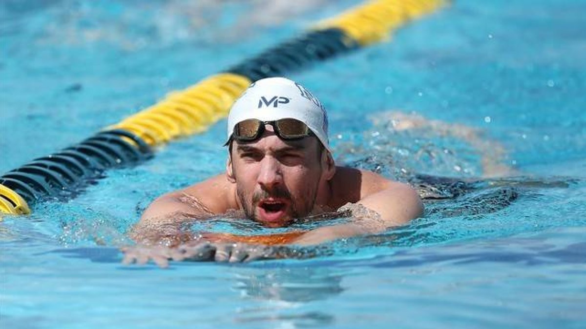 Michael Phelps, durante un calentamiento antes del inicio del Arena Pro Swim Series en Arizona.-AFP