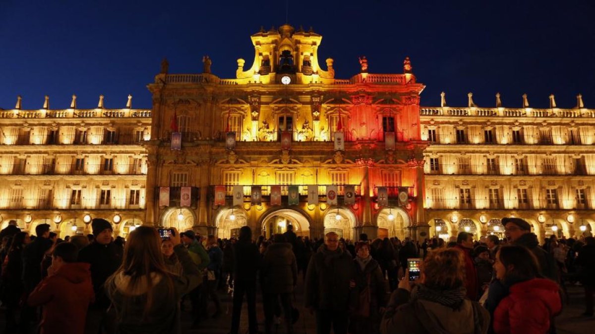 Cientos de personas se han concentrado en una plaza mayor con los colores de la bandera Belga, para mostrar repulsa por los atentados de Bruselas.-ICAL