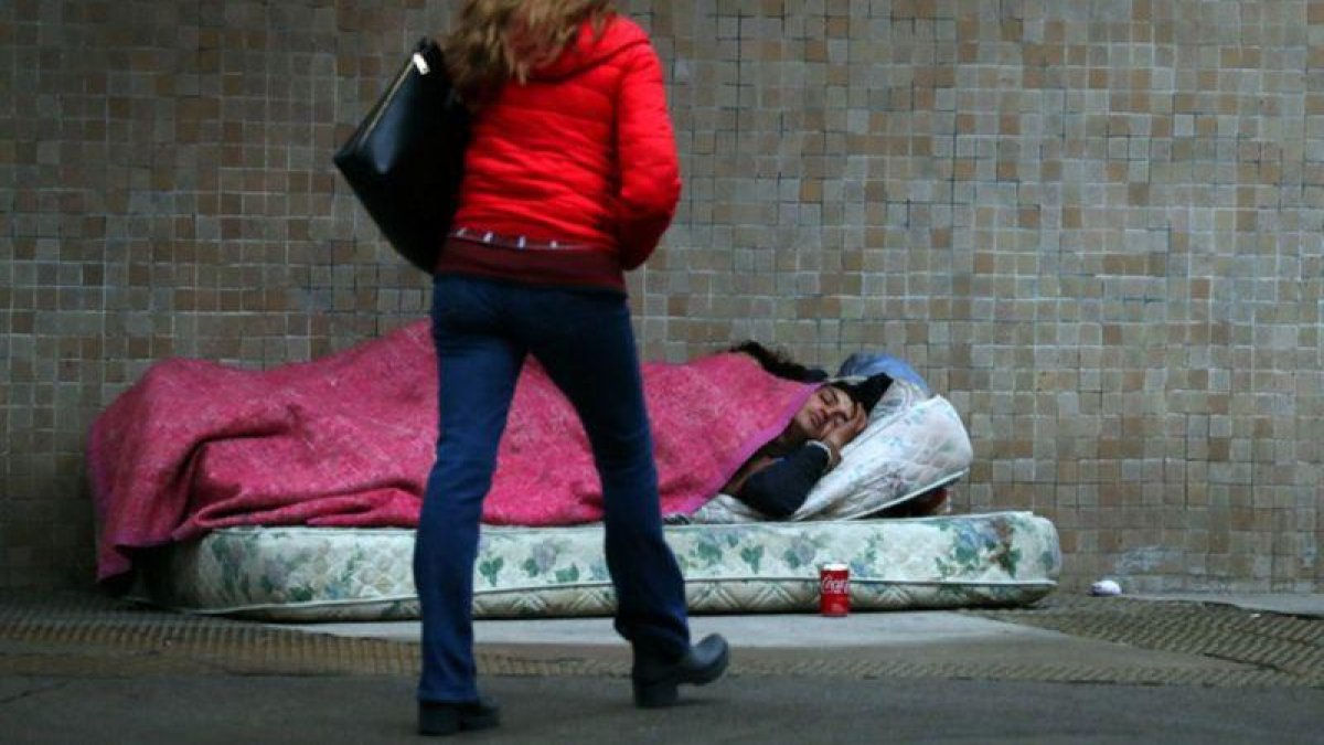 Personas sintecho durmiendo en las calles de Buenos Aires, Argentina.-REUTERS