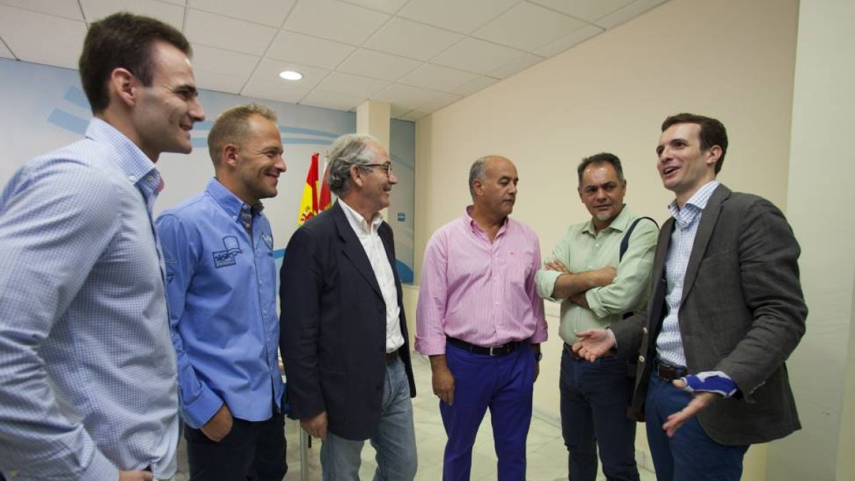 La plataforma 'El Prado en Avila' se reúne con los responsable del Partido Popular. (I a D) Rodrigo Acebes, José Antonio García, Sebastián González, Miguel Ángel García Nieto, Pedro Tomé y Pablo Casado-Ical