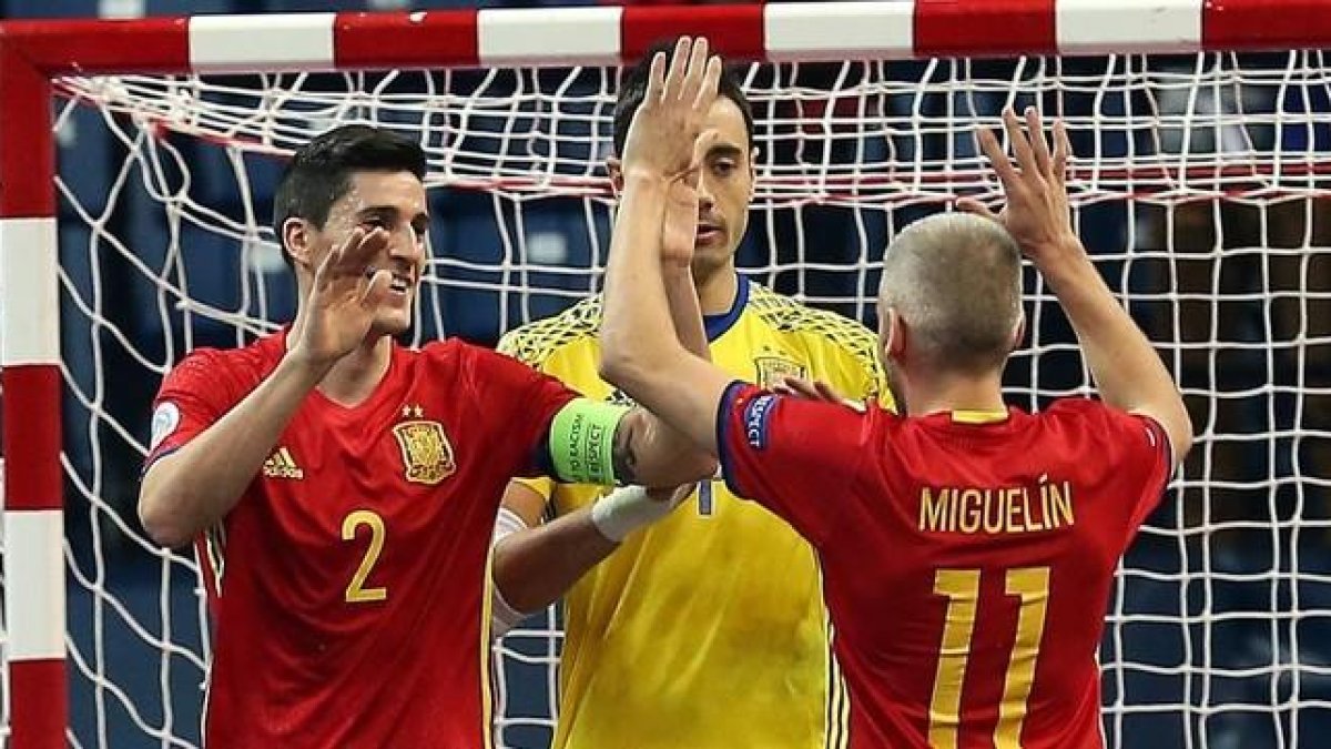 Ortiz, Sedano y Miguelín celebran el pase a la final.-EFE / SRDJAN SUKI