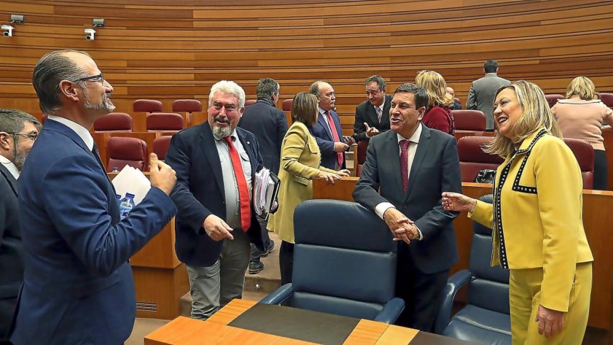 Del Olmo conversa en el hemiciclo con Fuentes, Mitadiel y Delgado, de Ciudadanos, y el consejero de Empleo, Carlos Fernández Carriedo.-ICAL