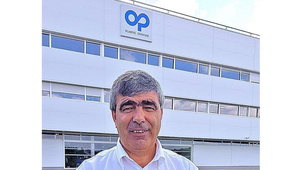 Alejandro Martín, director de la planta de Plastic Omnium, en el exterior de la fábrica.-A.G.