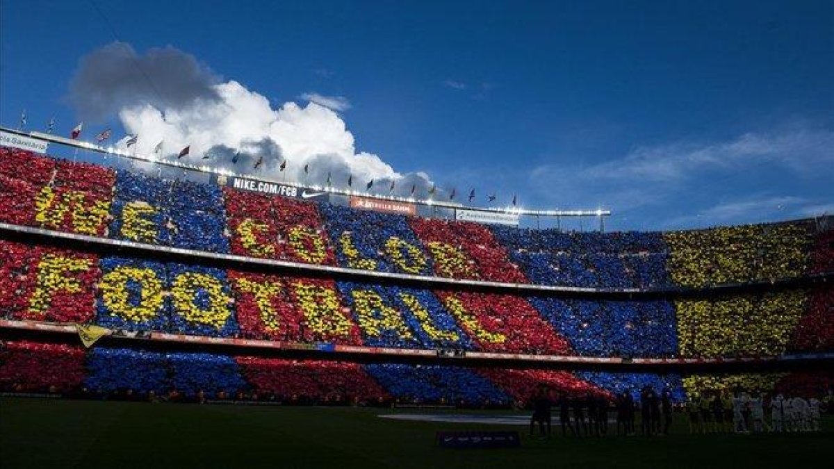 Mosaico en la grada del Camp Nou antes del comienzo del partido de liga entre el FC Barcelona y el Real Madrid.-JORDI COTRINA