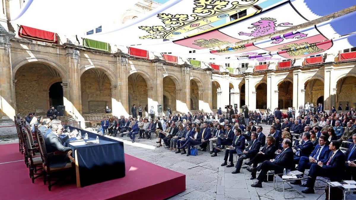 El claustro de la Basílica de San Isidoro engalanado para el Pleno de las Cortes.-ICAL