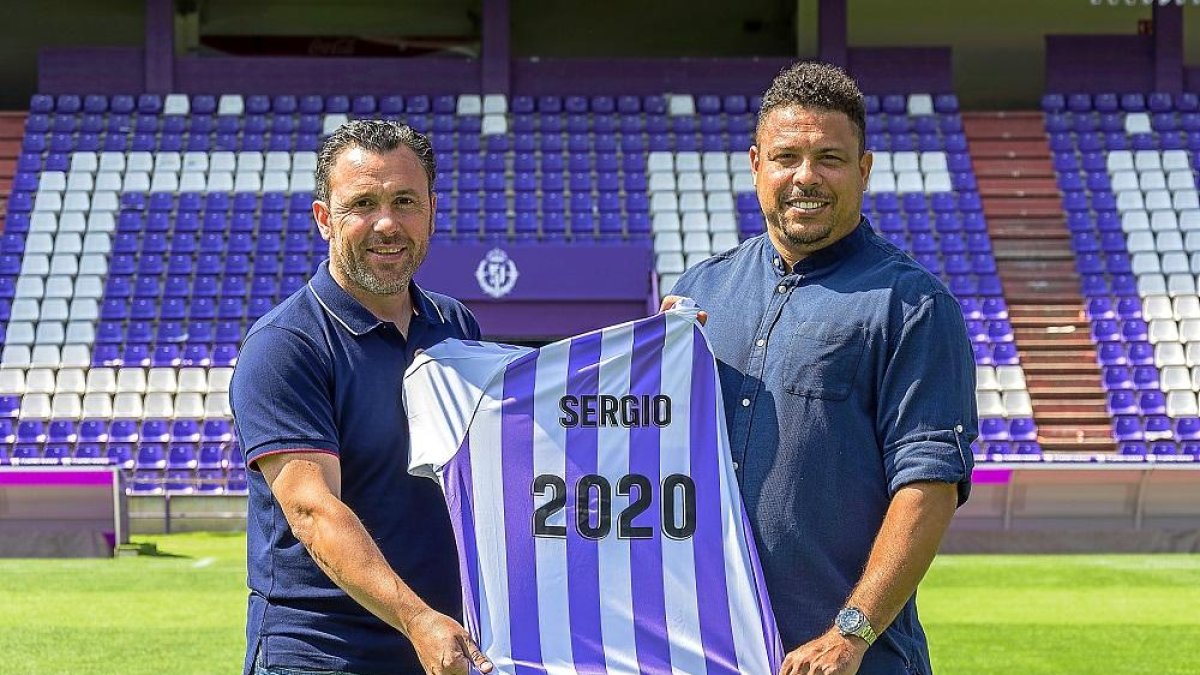 Sergio y Ronaldo sostienen la camiseta blanquivioleta con el nombre del técnico y el año en que finaliza contrato.-RVCF