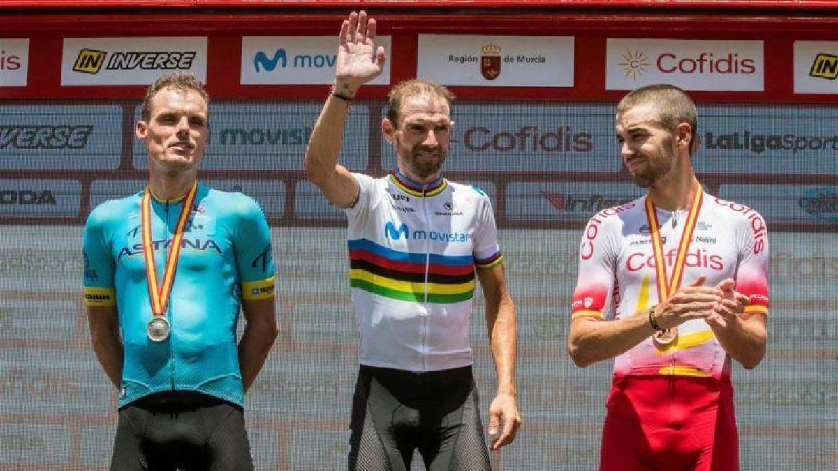 Alejandro Valverde, flanqueado en el podio por Luis León Sánchez y Jesús Herrada.-EFE / MARCIAL GUILLLÉN