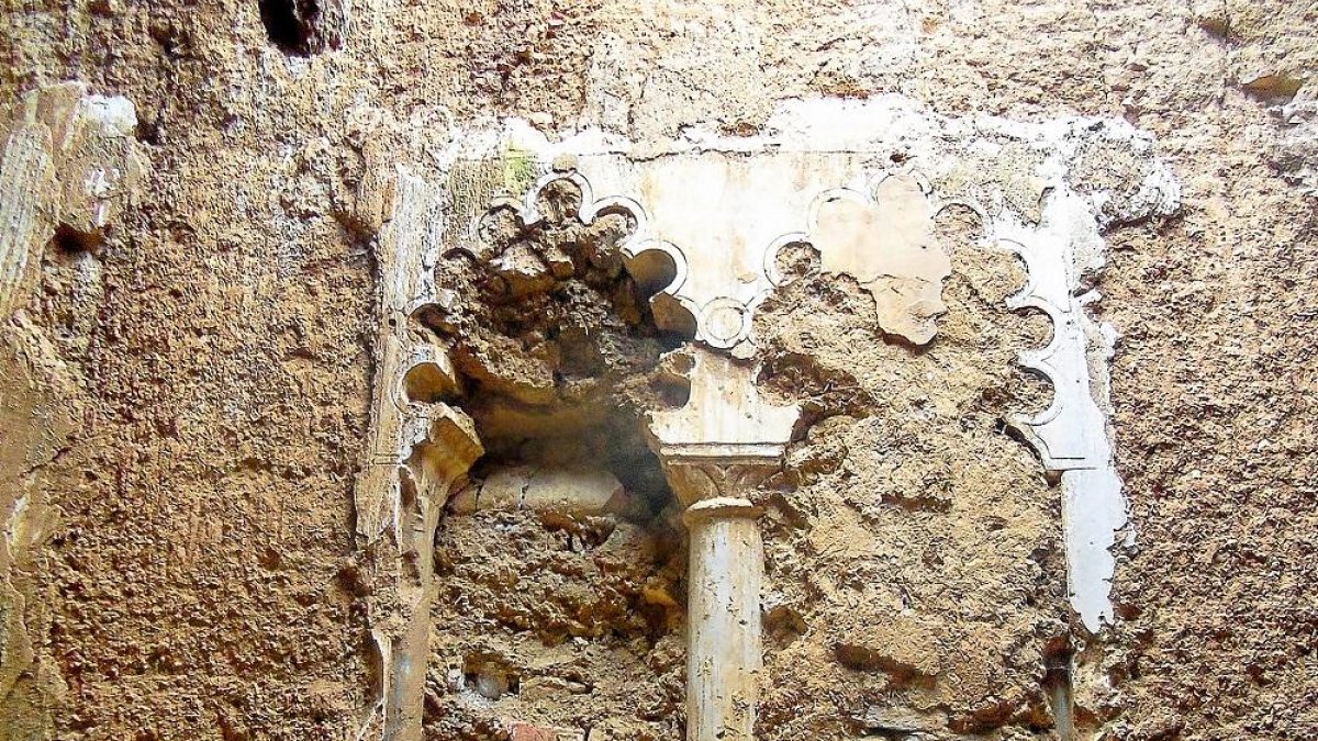 Detalle de las ventanas mudéjares ‘escondidas’ en las paredes de adobe dentro de ‘El Palacio’, halladas durante el proceso de demolición.-PEDRO VILLALÓN