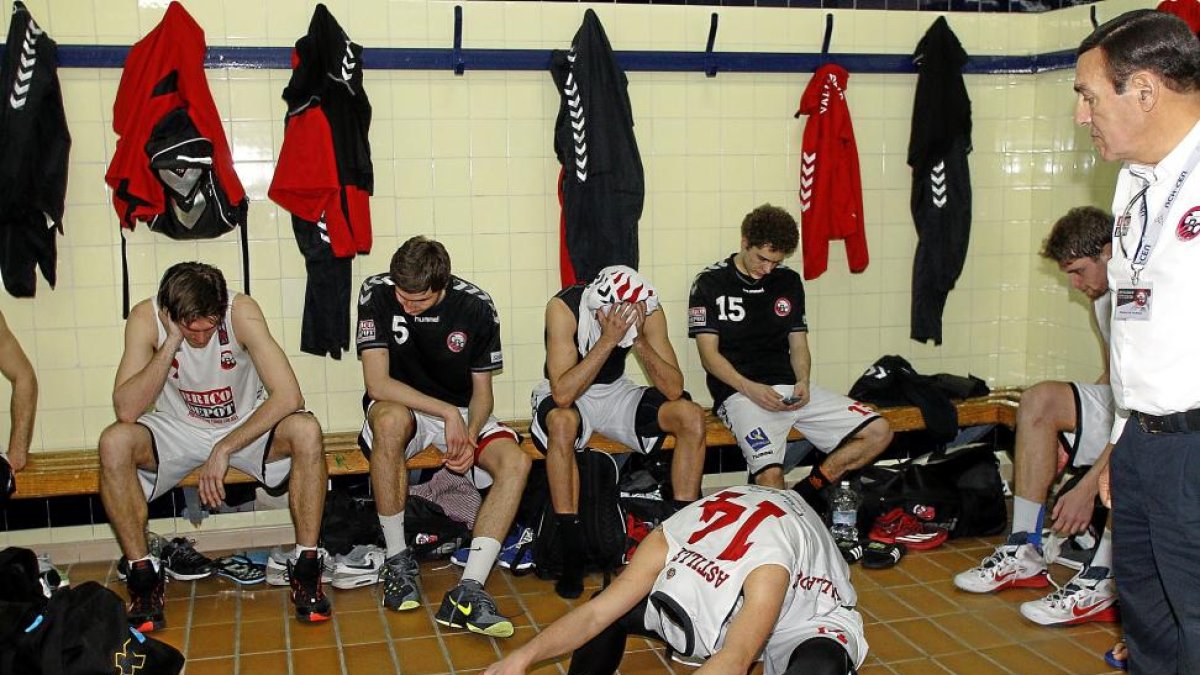 Los jugadores delCiudad de Valladolid muestran su desolación en el vestuario después de conocer la noticia del descenso.-LOF