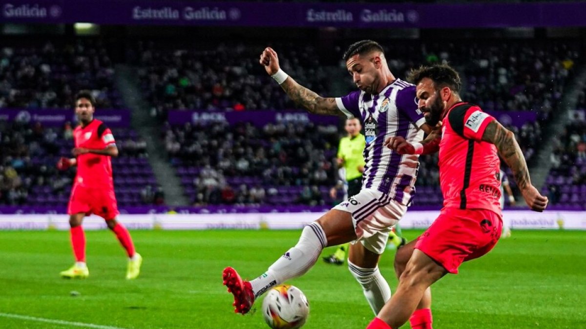 Sergio León pugna por el esférico en la ida. / RV /. I. SOLA