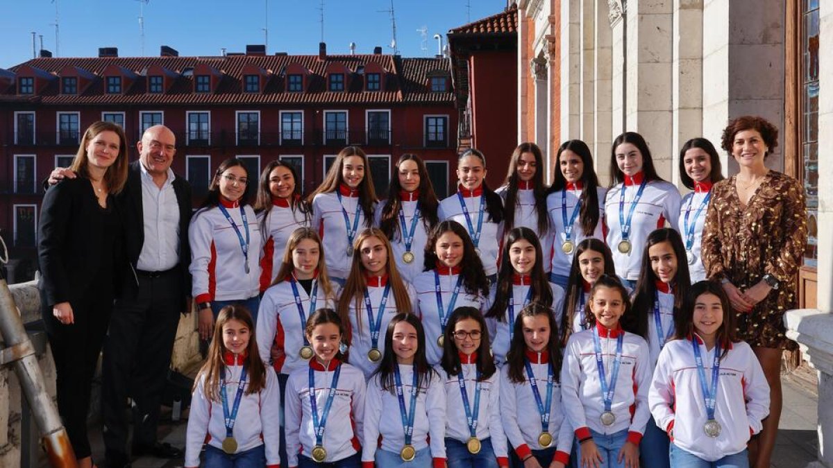 Recepción en el Ayuntamiento al equipo de Gimnasia Rítmica del CD La Victoria. / E. M.