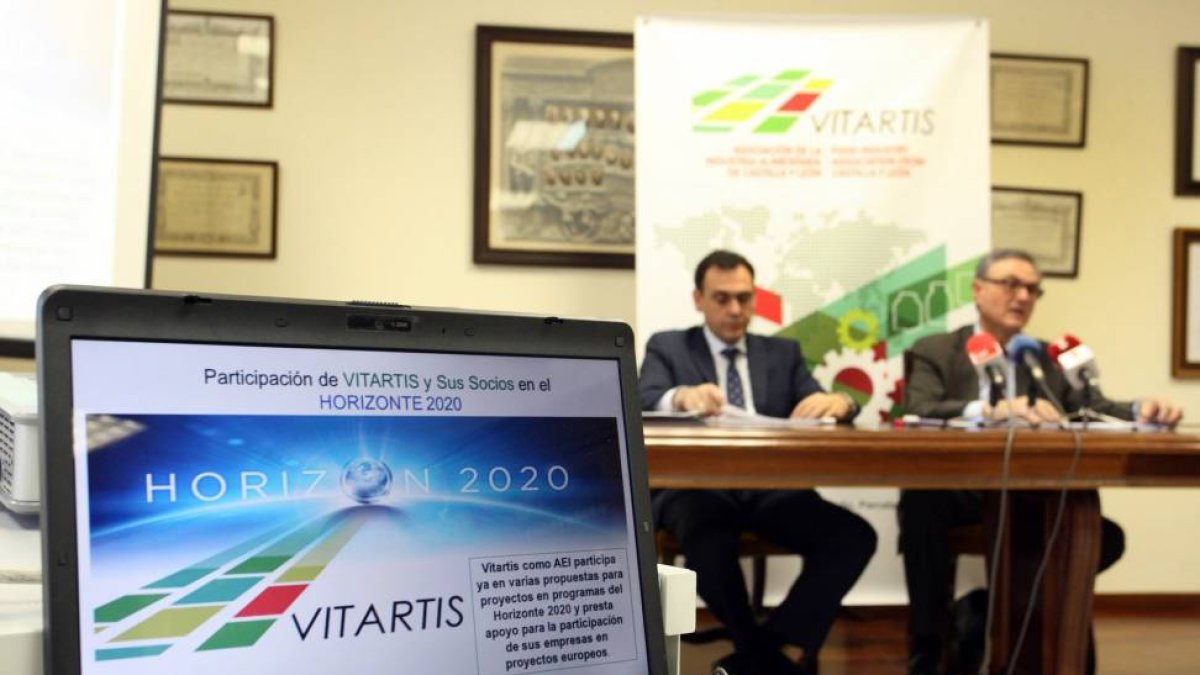 El presidente de Vitartis, Félix Moracho (D), durante la presentación del dimensionamiento y del plan estratégico de actuación de la nueva Junta Directiva de Vitartis-Ical