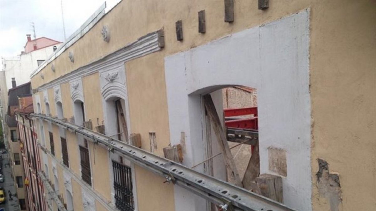 Fachada del edificio de la calle Colmenares.-EUROPA PRESS