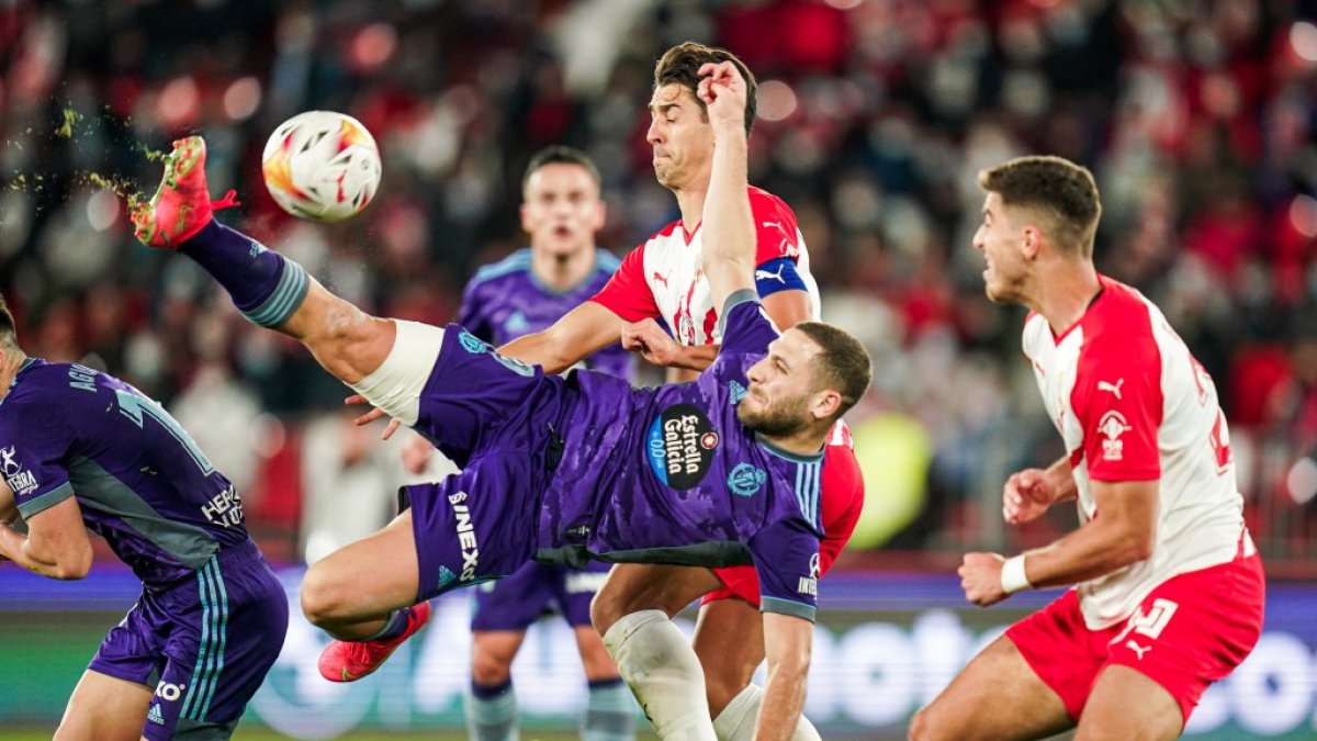 Weissman realiza un remate acrobático ante el Almería. / I. SOLA / RV