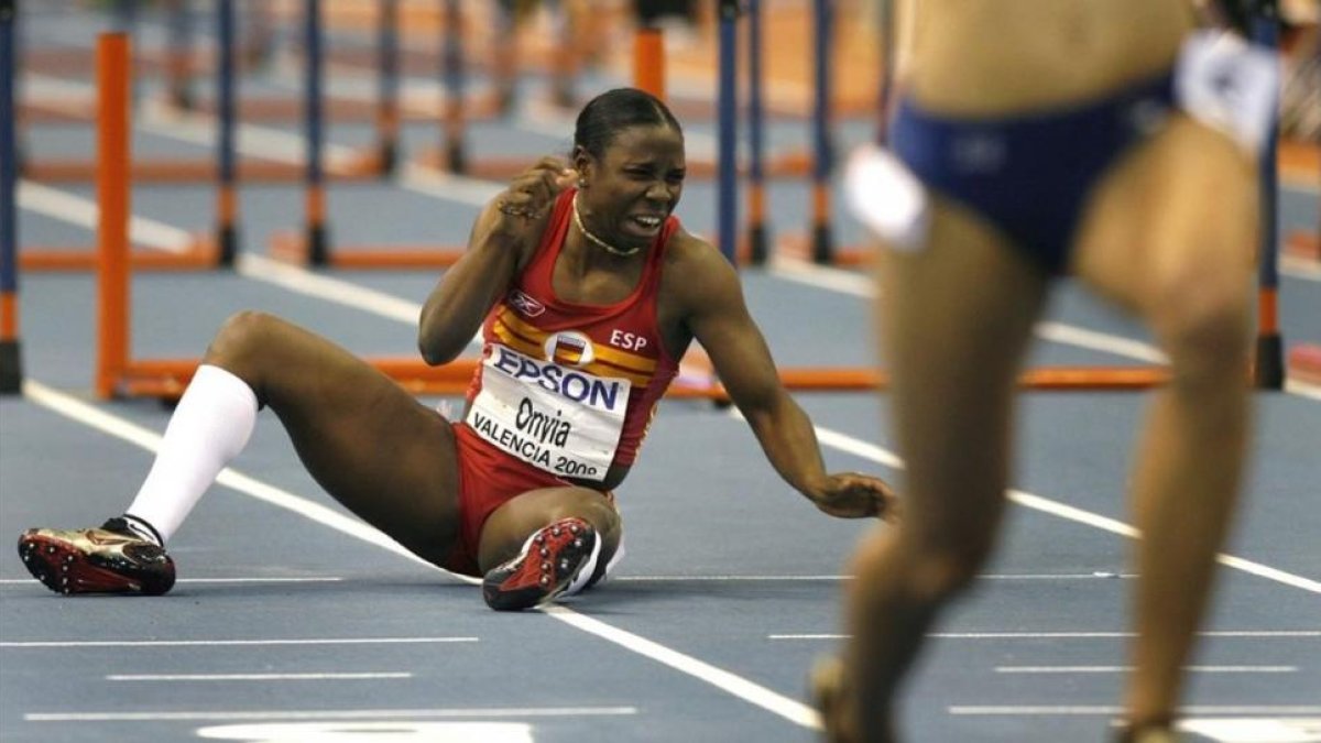 Josephine Onyia, después de tropezar en una valla, en Valencia, en el 2008.-MIGUEL LORENZO