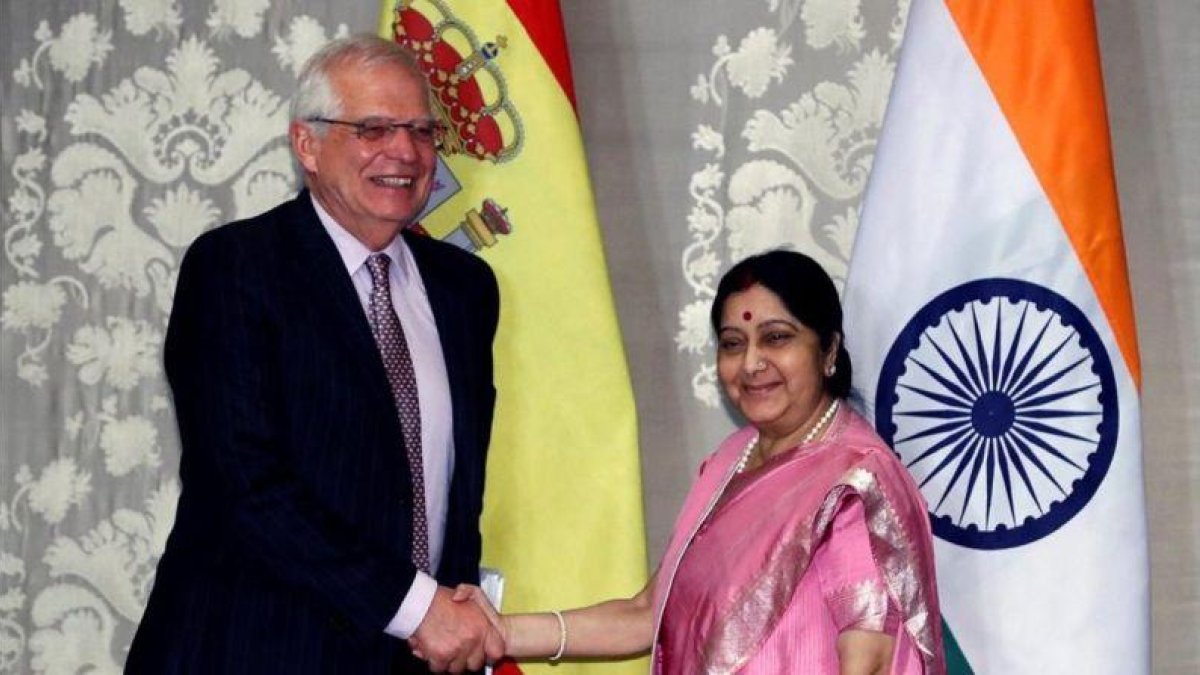 El ministro de Asuntos Exteriores, Josep Borrell, este martes junto a su homóloga india, Sushma Swaraj, en Nueva Delhi.-EFE / ZIPI