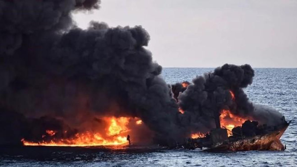 El petrolero Sanchi en llamas instantes antes de hundirse.-REUTERS