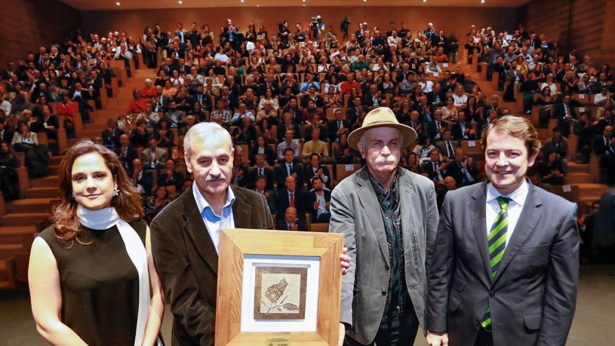 Adriana Ulibarri, José María Bermúdez de Castro, Eudald Carbonell y Alfonso Fernández Mañueco, ayer, en el Auditorio Miguel Delibes de Valladolid.-J.M. LOSTAU