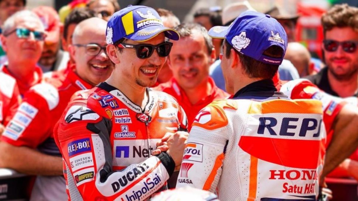 Jorge Lorenzo (Ducati) y Marc Márquez (Honda), primero y segundos mañana en la parrilla de Montmeló, se saludan tras su exitosa calificación de este mediodía.-ALEJANDRO CERESUELA