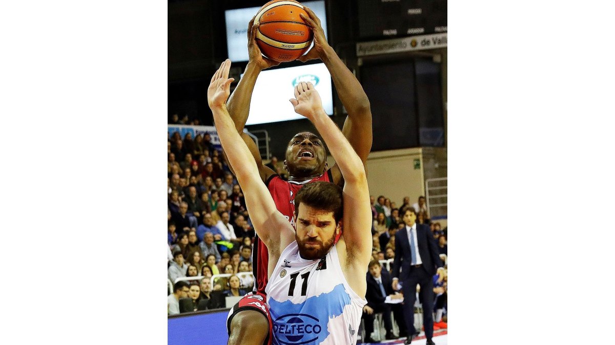 Bartley lanza ante Uriz en el último duelo Carramimbre-Delteco. J. M. LOSTAU
