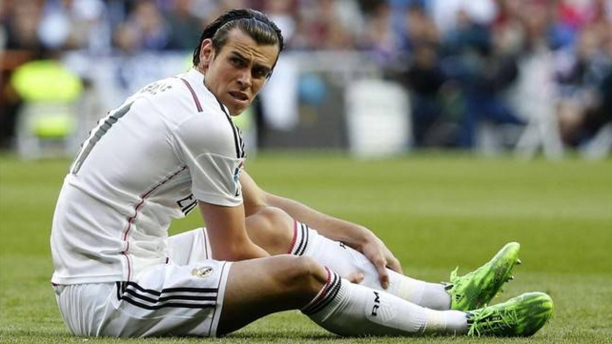 Gareth Bale se duele de su gemelo izquiero durante el Madrid-Málaga de Liga.-Foto: EFE / ALBERTO MARTÍN