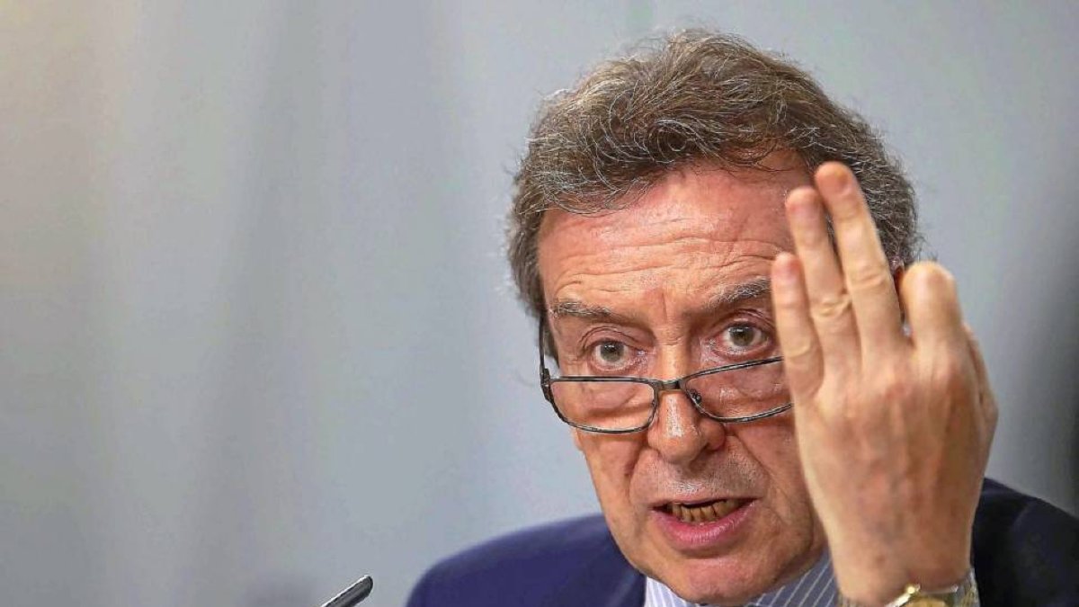 El consejero de la Presidencia, José Antonio de Santiago-Juárez, comparece tras el Consejo de Gobierno.R. sASTRE / f. ramos VALLADOLID El consejero en funciones de la Presidencia y el hombre que ha llevado la batuta en la negociación de los pactos del PP,-ICAL