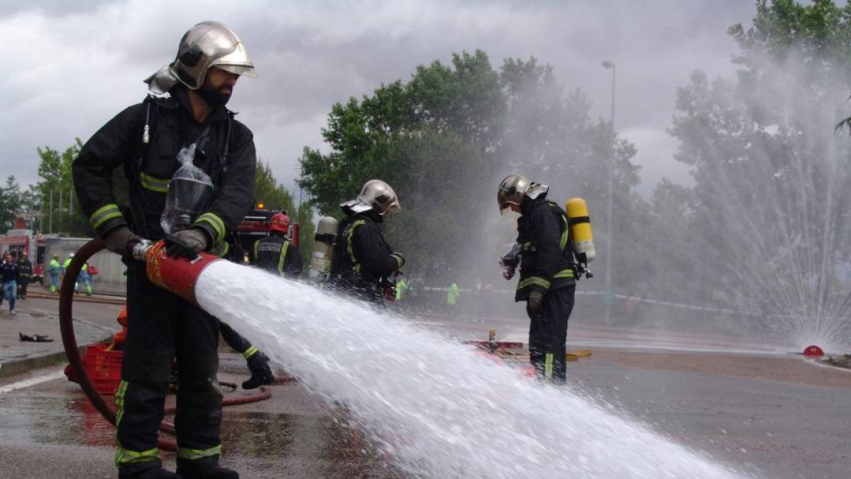 Simulacro de rescate de mercancías peligrosas en Valladolid con el choque de un autobús y un camión cisterna-ICAL