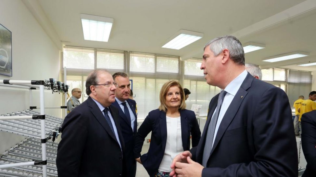 Juan Vicente Herrera, Fátima Báñez y José Vicente de los Mozos, en la planta de Renault en Valladolid.-ICAL