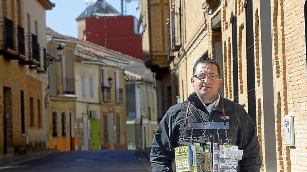Juan Manuel Legido posa con sus cupones en la localidad vallisoletana de Mayorga.-J.M.LOSTAU