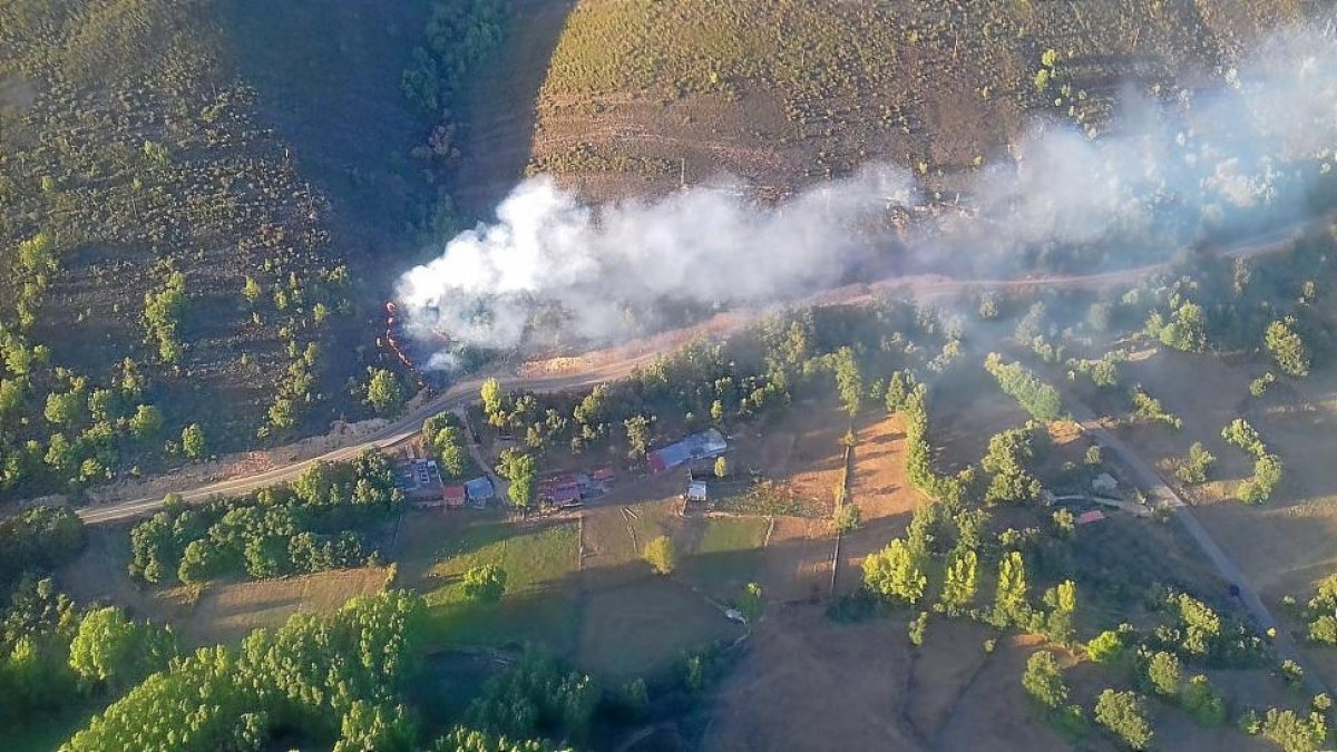 Vista aérea de uno de los focos del incendio de León.-EL MUNDO
