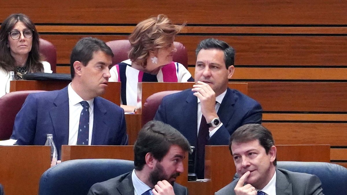 Juan García-Gallardo y Alfonso Fernández Mañueco, en el pleno de las Cortes. ICAL