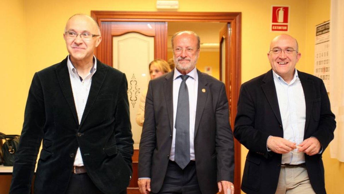 El presidente provincial del PP de Valladolid, Ramiro Ruiz Medrano; el secretario general, Jesús Julio Carnero; y el candidato a la alcaldía de Valladolid, Javier León de la Riva-Ical