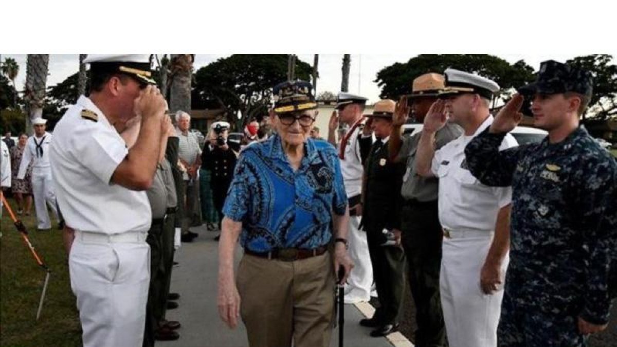 Bill Hughes, superviviente de Pearl Harbor que estaba a bordo del 'USS Utah' cuando fue atacado en 1941, llega a la ceremonia de homenaje a los marinos en el memorial de Ford Island, en Pearl Harbor (Hawái), este martes.-REUTERS / HUGH GENTRY