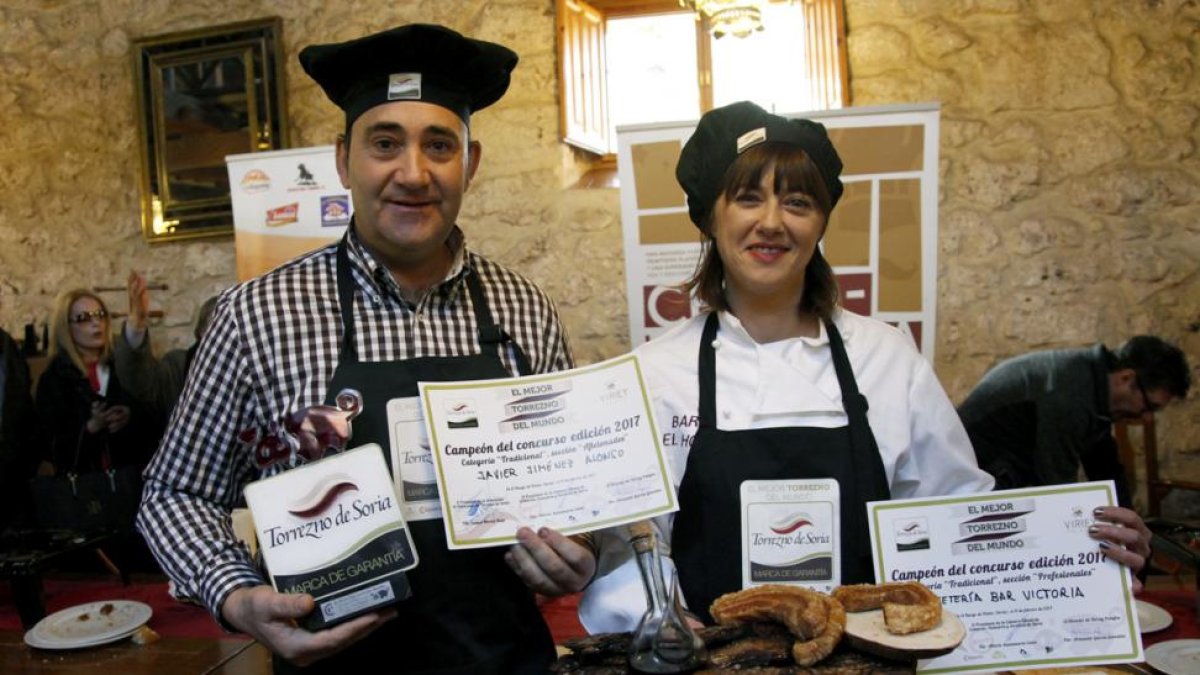 Javier Jiménez y la cocinera del Bar El Hogar de San Leonardo fueron los ganadores del concurso.-MARÍA FERRER