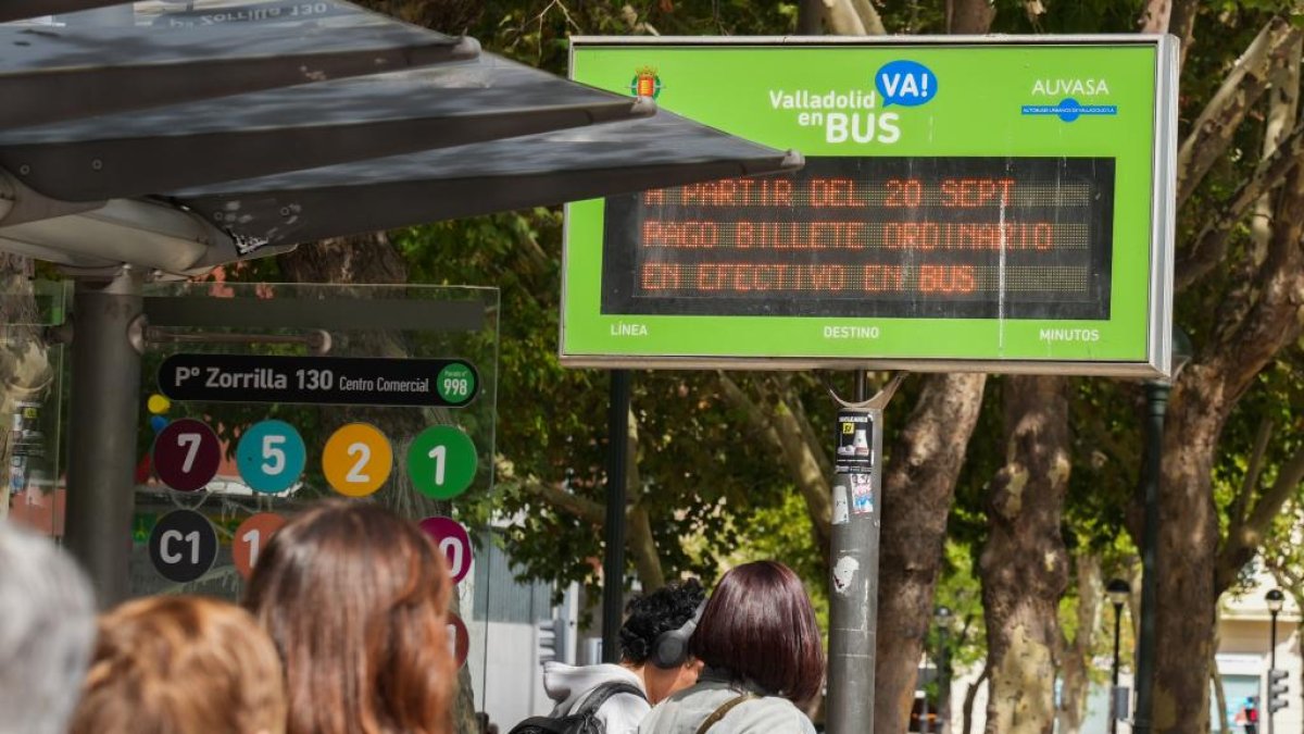 Parada de autobús de Valladolid. -J.M. LOSTAU