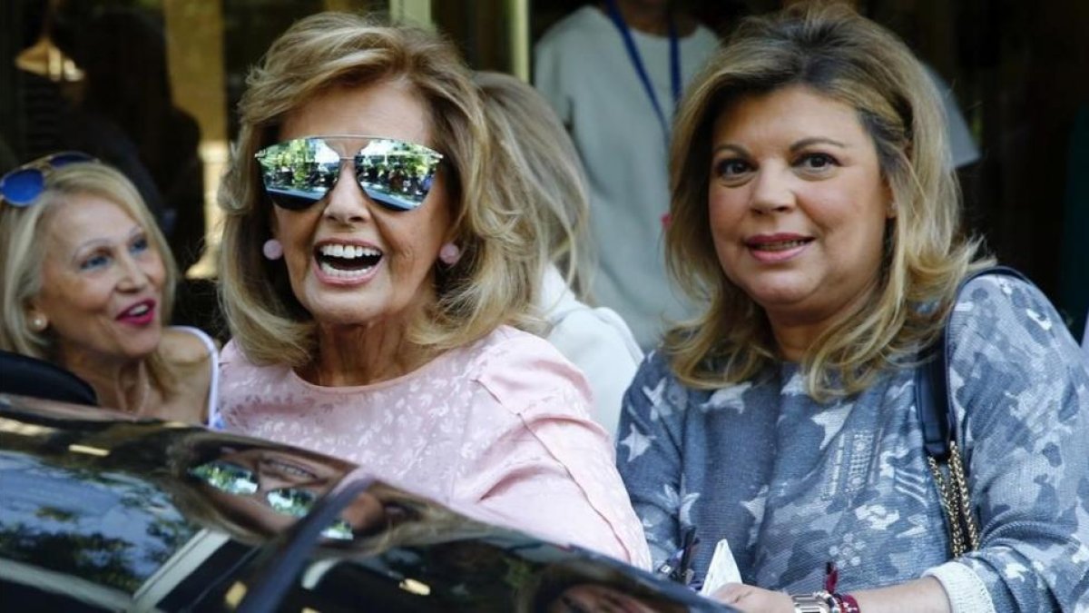 María Teresa Campos y su hija Terelu, a la salida del hospital.-J P GANDUL