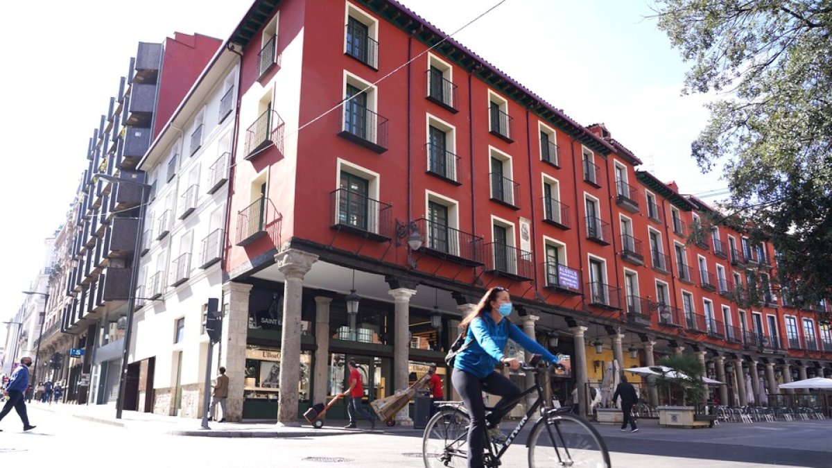 Una mujer circula por el centro en bicicleta. / ICAL