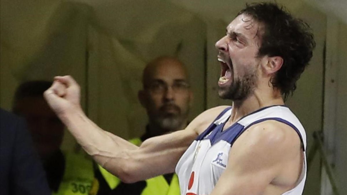 Sergio Llull celebra una canasta en un partido contra el Barça.-JUAN CARLOS HIDALGO