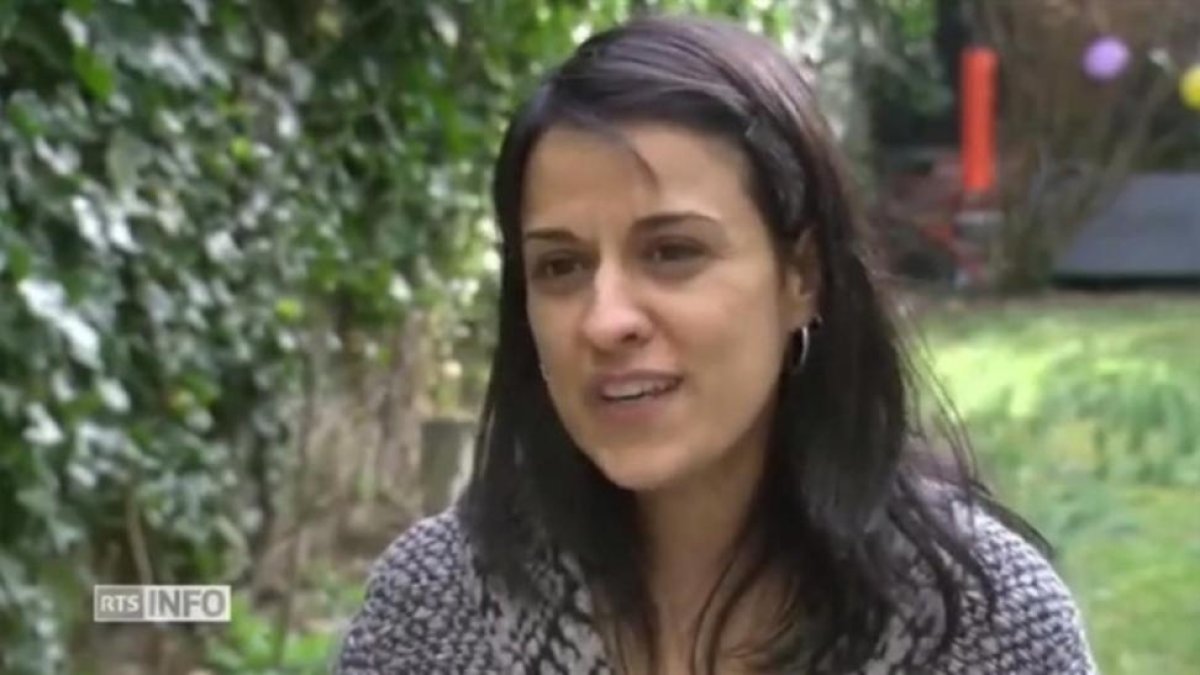 La exdiputada de la CUP Anna Gabriel, durante su entrevista en la televisión suiza RTS.-/ PERIODICO