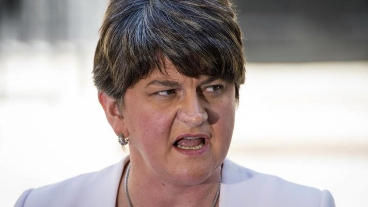 La líder del DUP, Arlene Foster, en su declaración a la salida de Downing Street, este lunes.-AP / DOMINIC LIPINSKI