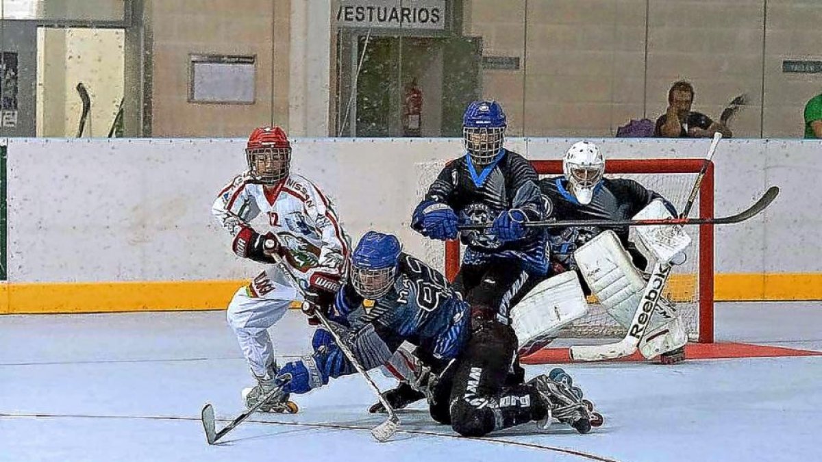Marcos y Adel, durante un partido en Canterac.-ALFONSO J. PELAYO