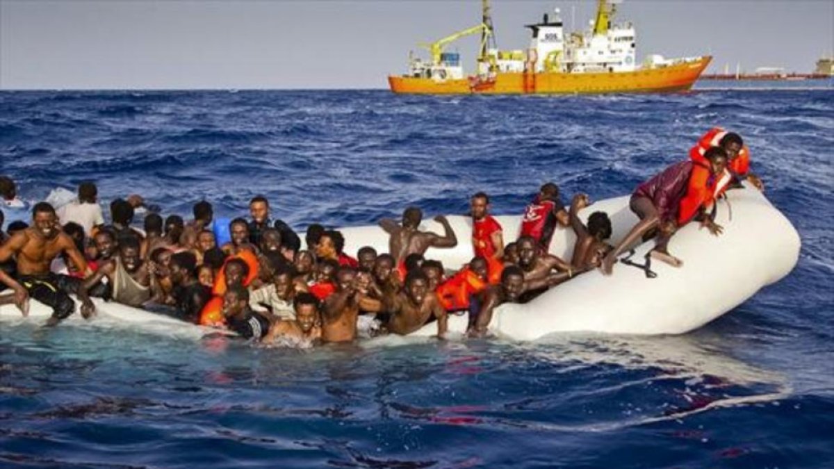 Rescate de una barcaza repleta de migrantes frente a las costas de Lampedusa.-AP / PATRICK BAR