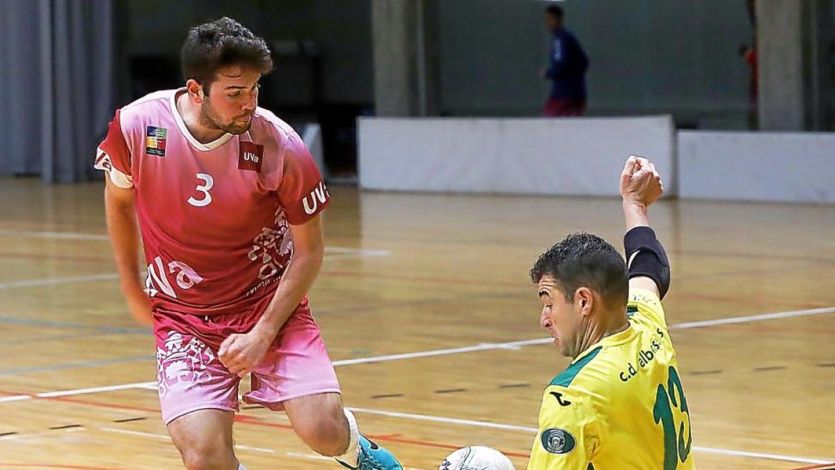 El portero charro evita el gol de la Universidad de Valladolid.-J.M.LOSTAU